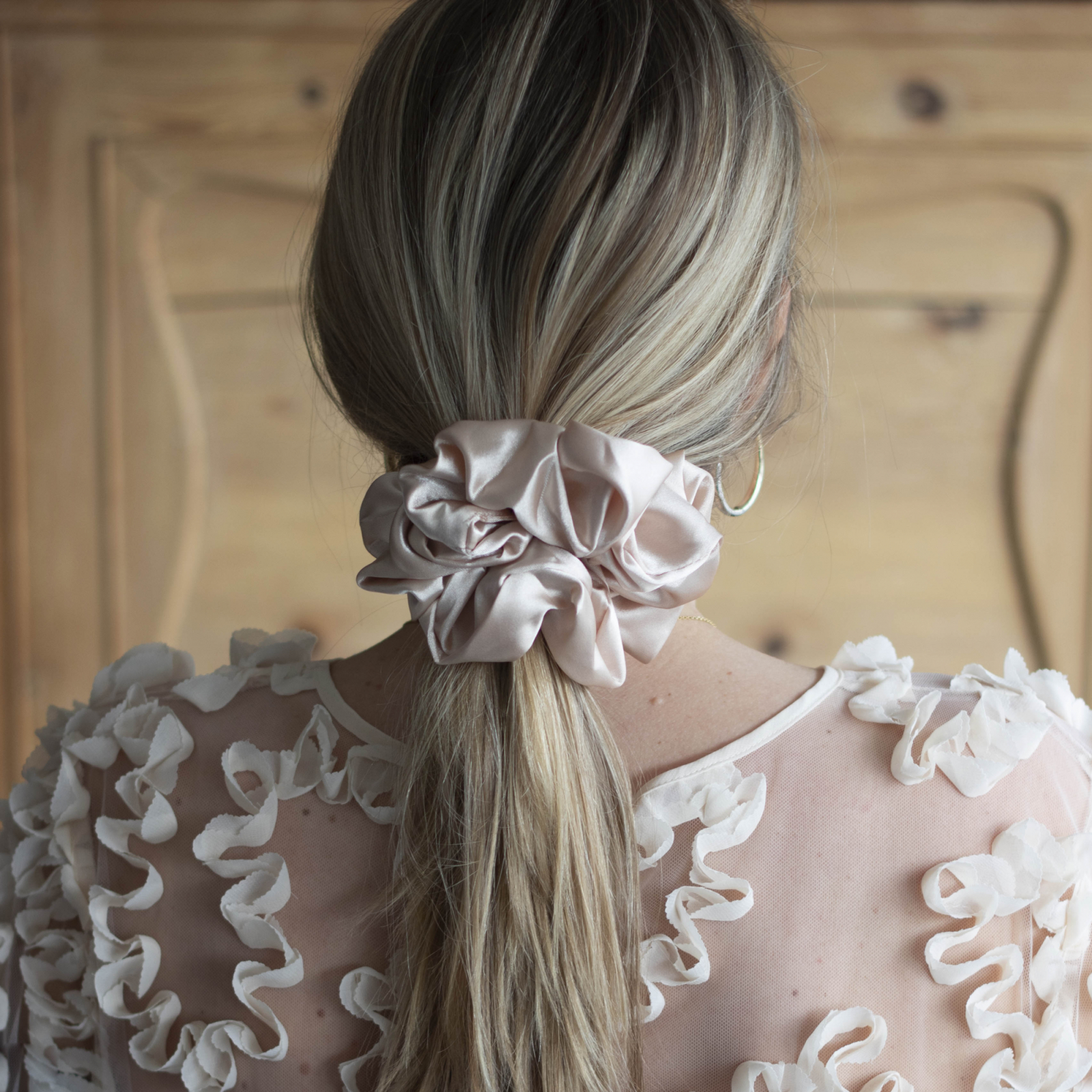 Silk MEGA Scrunchie i Gylden fra le mosch