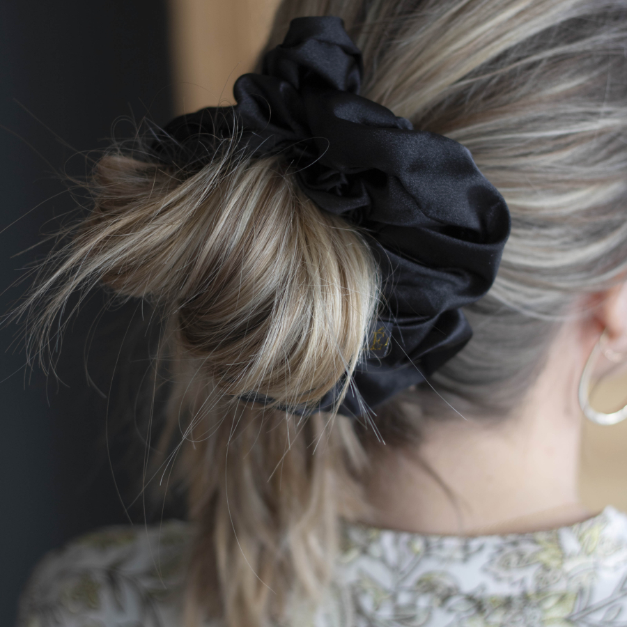 Silk MEGA Scrunchie i Sort fra le mosch