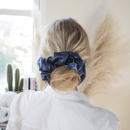 silk mega scrunchie I navy fra le mosch