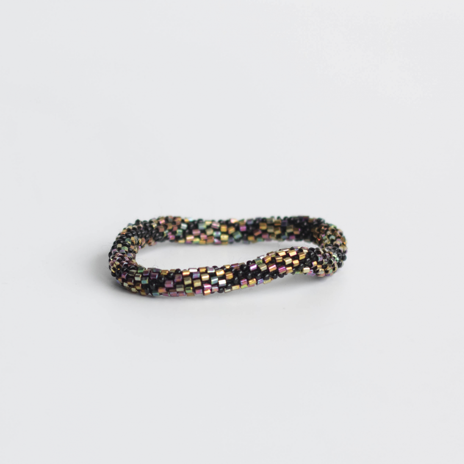 Armbånd med perler i sort og farver