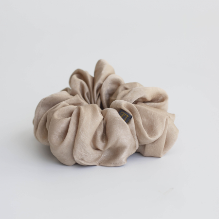 mega scrunchie i beige fra le mosch