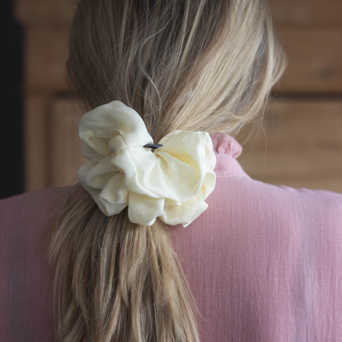 bella mega scrunchie i creme fra le mosch