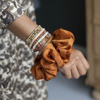 okker farvet bella mega scrunchie fra le mosch okker farvet bella mega scrunchie fra le mosch