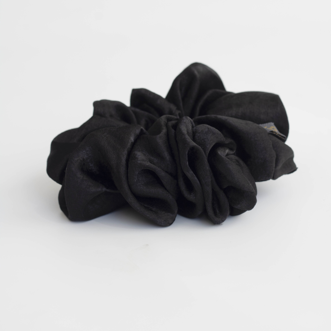 Bella MEGA Scrunchie i Sort fra LÉ MOSCH, fyldig og flot blød scrunchie, stor og anvendelig scrunchie, 