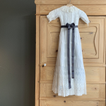 antrazit grå dåbsbånd til dåbskjole