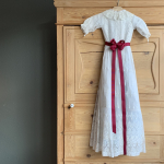 vinrød dåbsbånd fra lehof