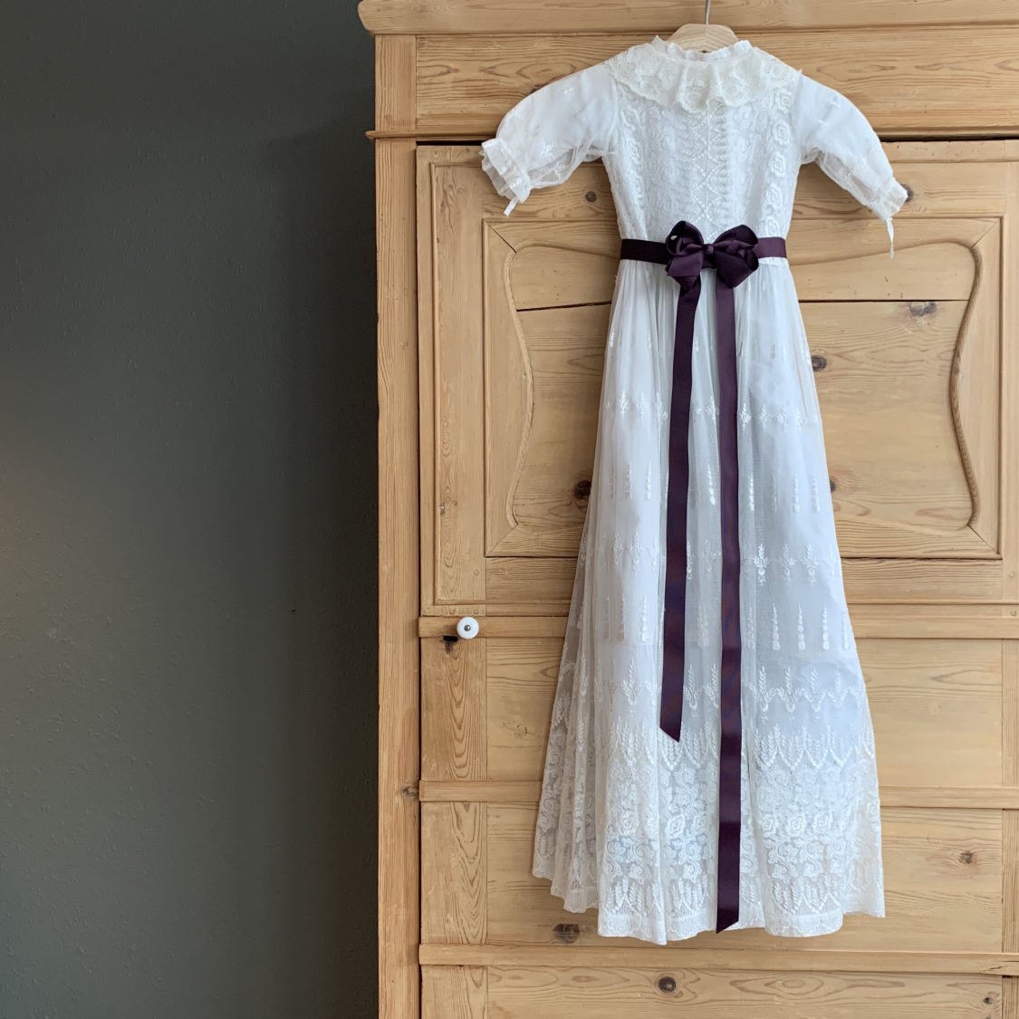 mørk lilla bånd til kjolen.