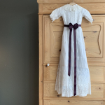 mørk lilla bånd til kjolen.