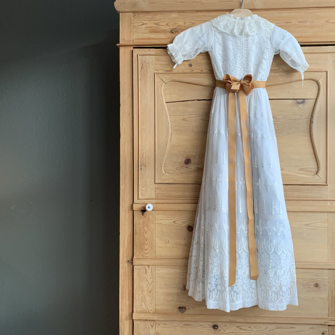 bånd til dåbskjole i karry gul