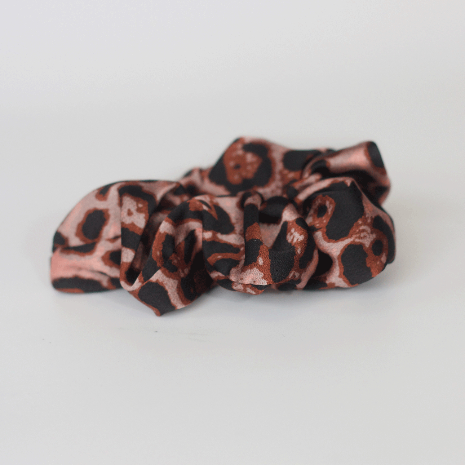 rosa dyreprintet scrunchie fra le mosch