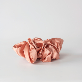 Silk MEGA Scrunchie i Peach fra le mosch Silk MEGA Scrunchie i Peach fra le mosch