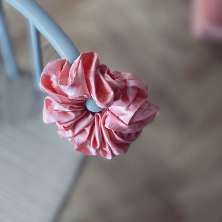 Faye MEGA Scrunchie i Pudder leo fra le mosch