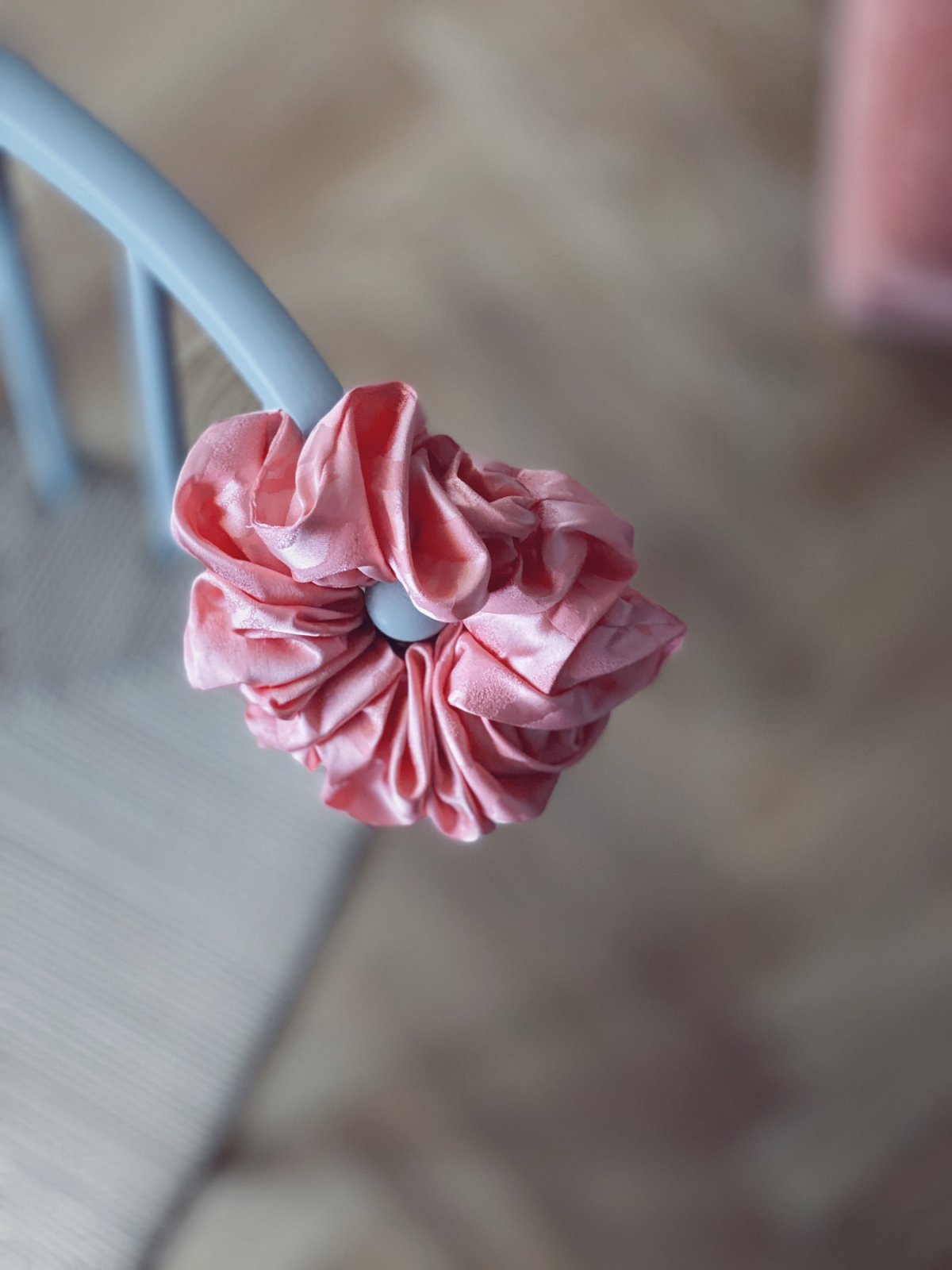 Faye MEGA Scrunchie i Pudder leo fra le mosch