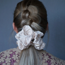 creme farvet mega scrunchie fra le mosch creme farvet mega scrunchie fra le mosch