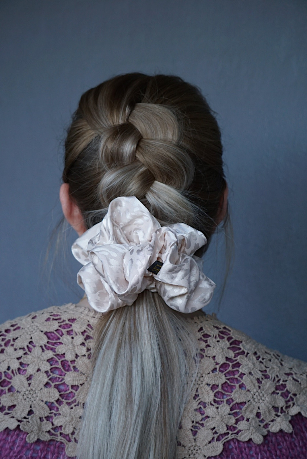 creme farvet mega scrunchie fra le mosch