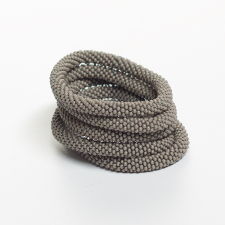 grå nepal armbånd fra le mosch
