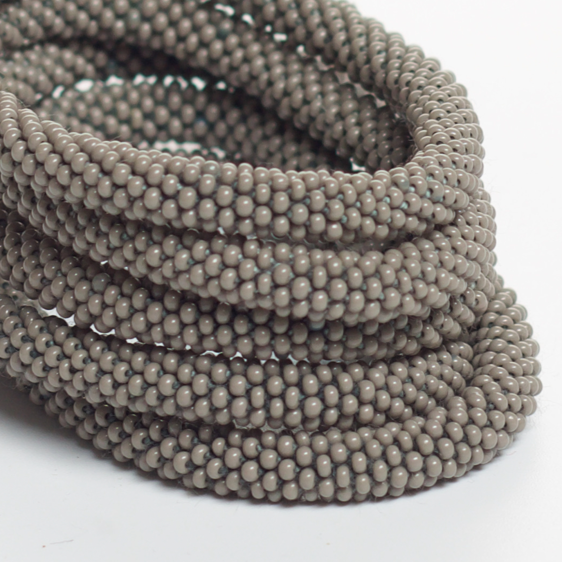 grå nepal armbånd fra le mosch