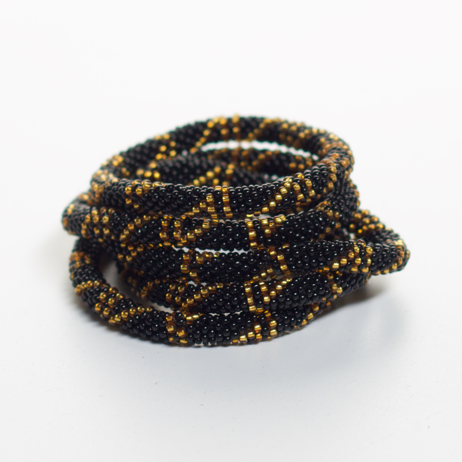 Armbånd med perler i sort og guld