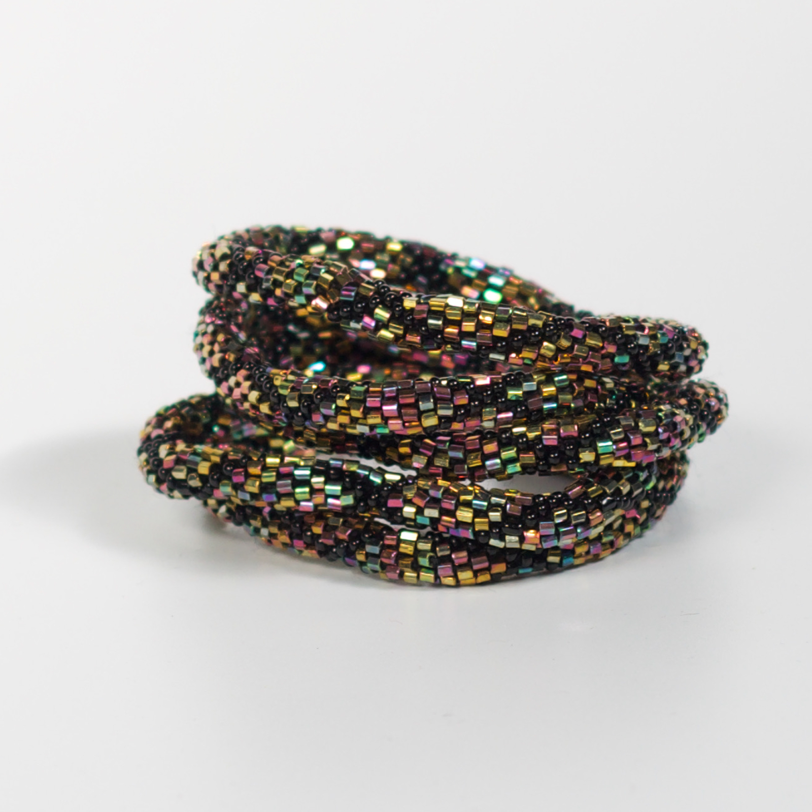 Armbånd med perler i sort og farver