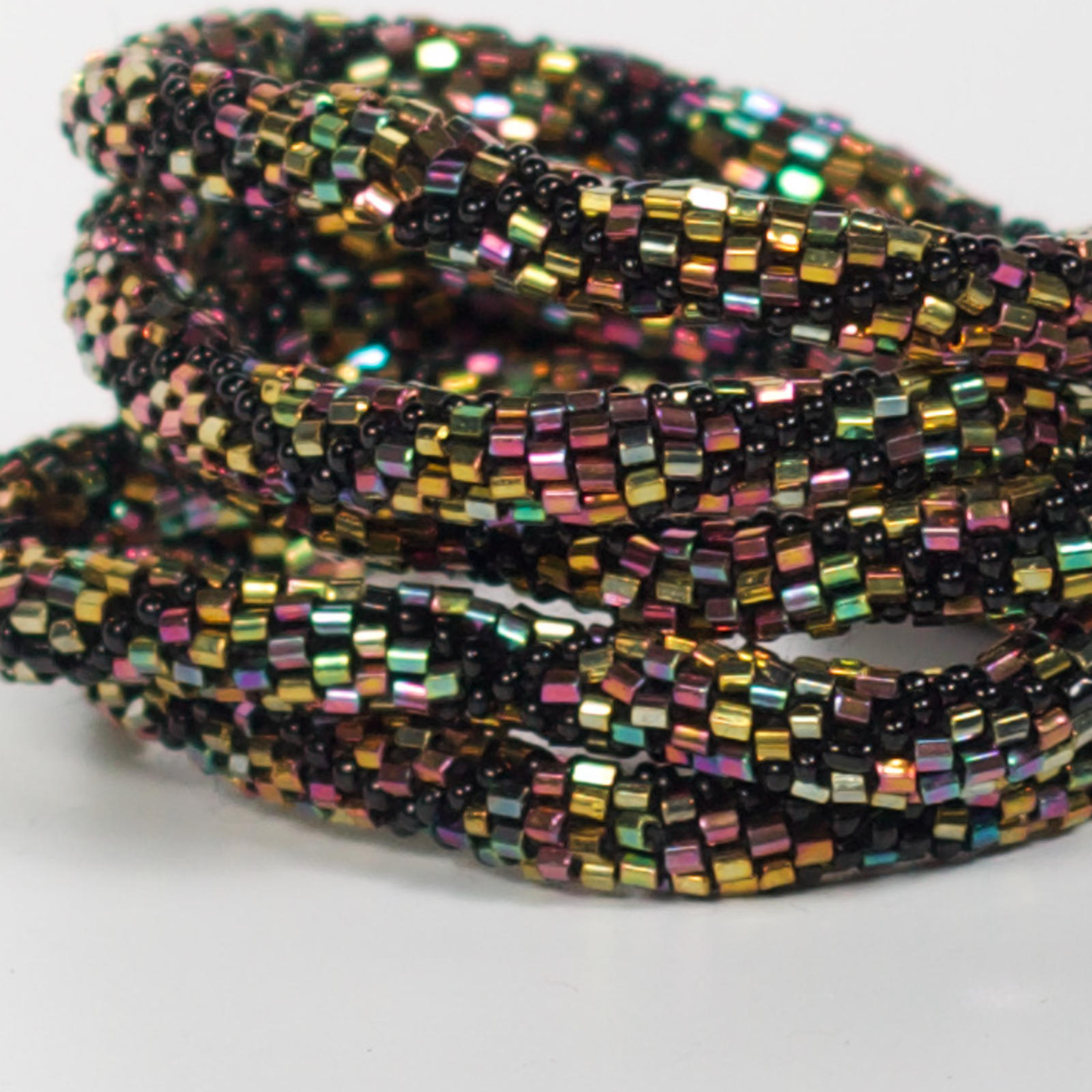 Armbånd med perler i sort og farver