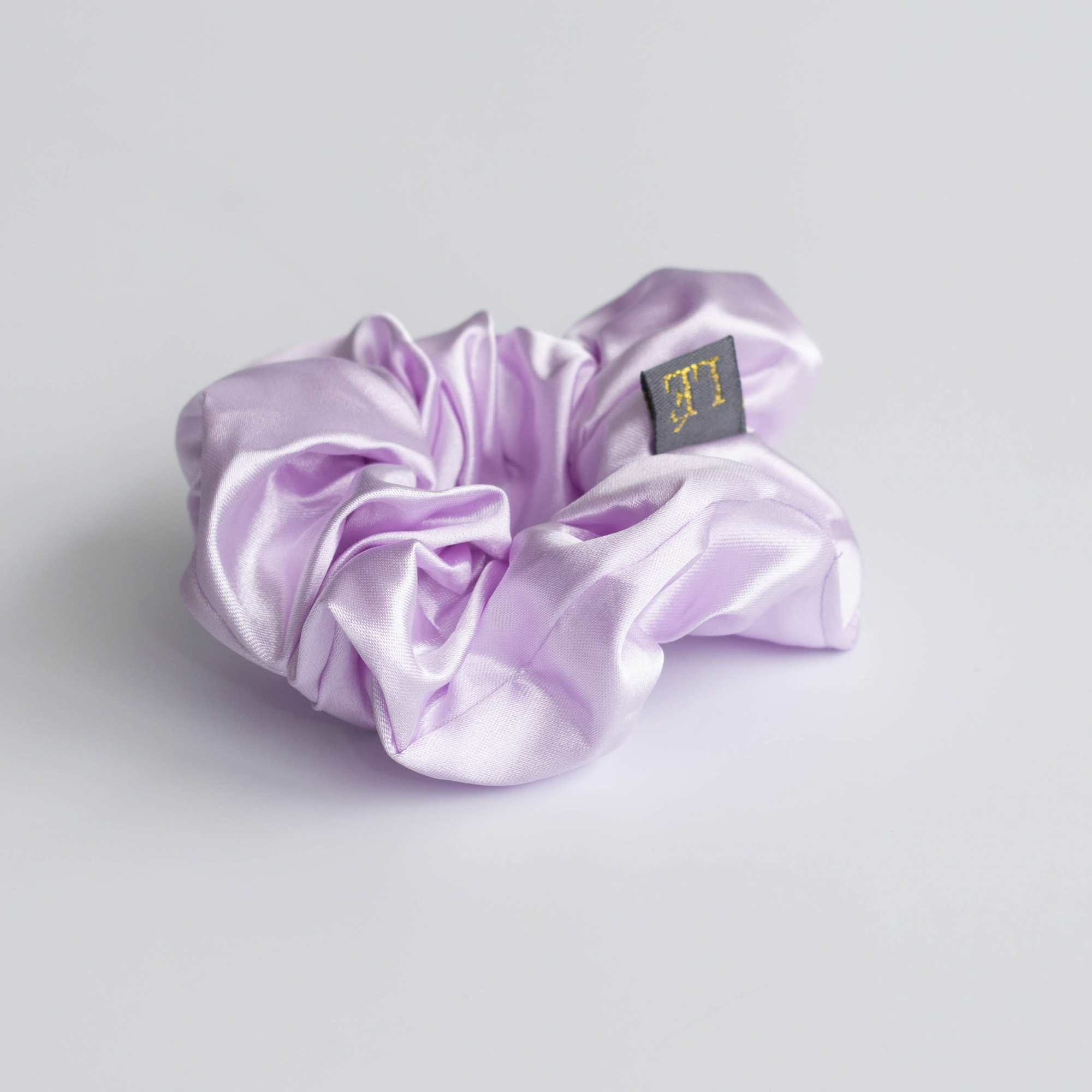 Køb Silk alm Scrunchie i Lilac fra LÉ MOSCH her