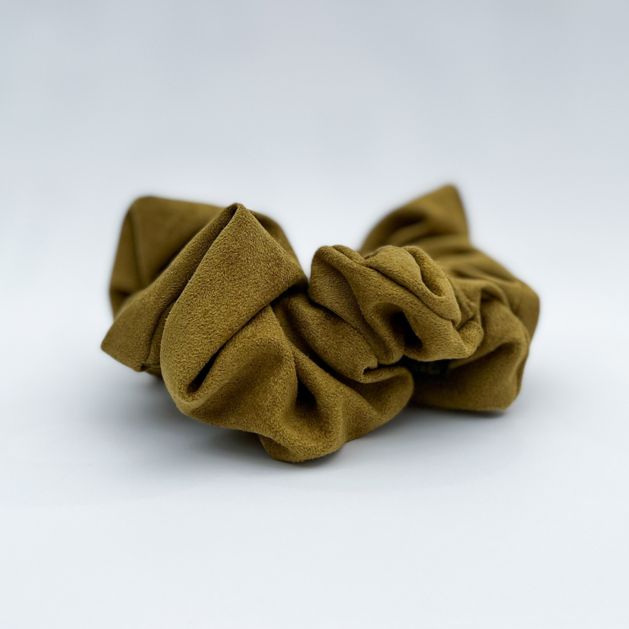 Sullivan MEGA Scrunchie i Karry fra LÉ MOSCH, lækker og fyldig scrunchie i ruskindslook, 