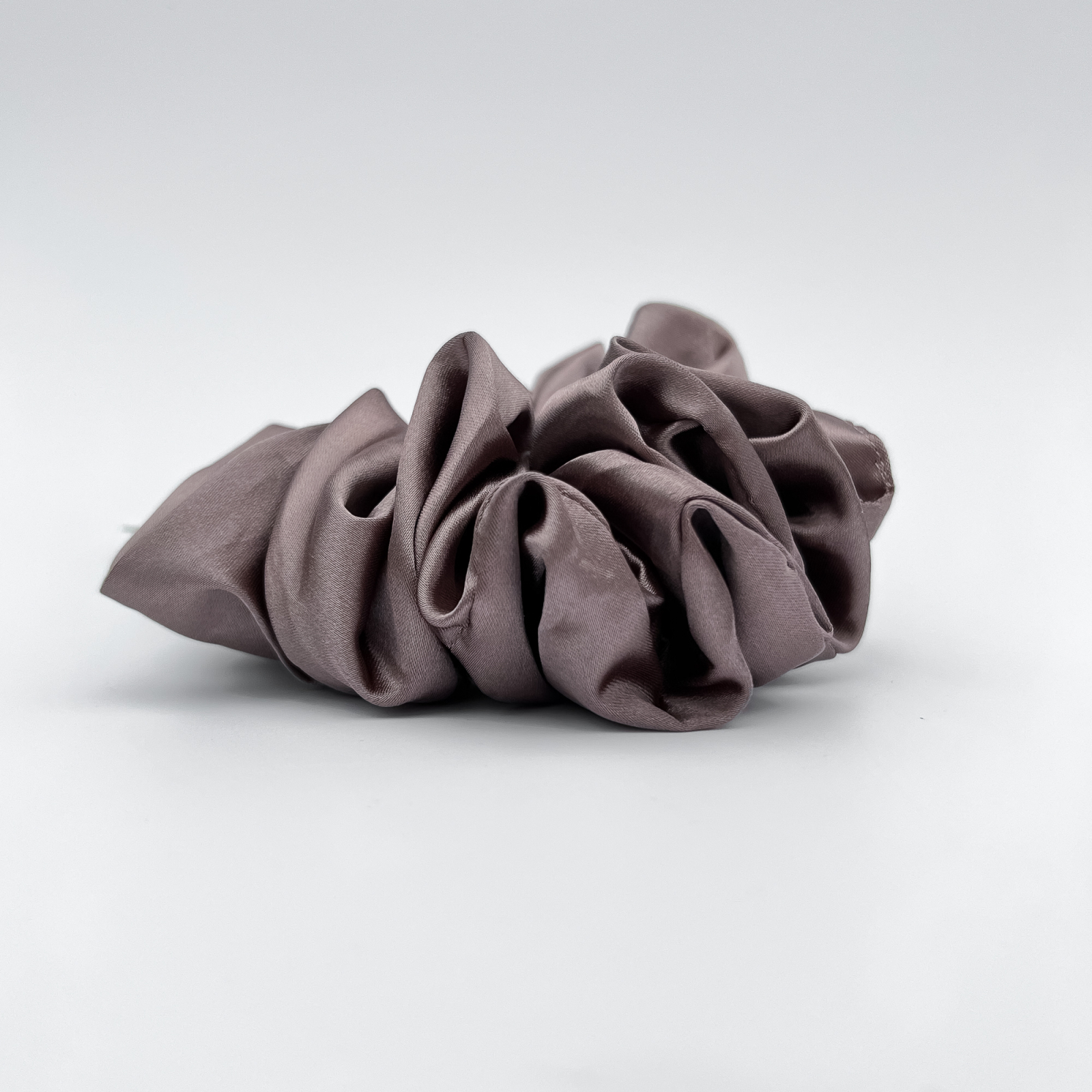 Silk MEGA Scrunchie i Nougat fra le mosch