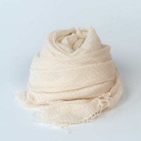 lys beige sully tørklæde fra le mosch. Tørklæde til at have om hilsen eller i håret.