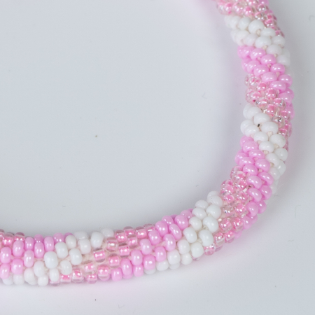 nepal roll on perle armbånd I rosa og hvid fra le mosch