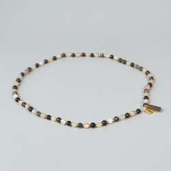 Indie halskæde med mørke og lyse natursten fra le mosch