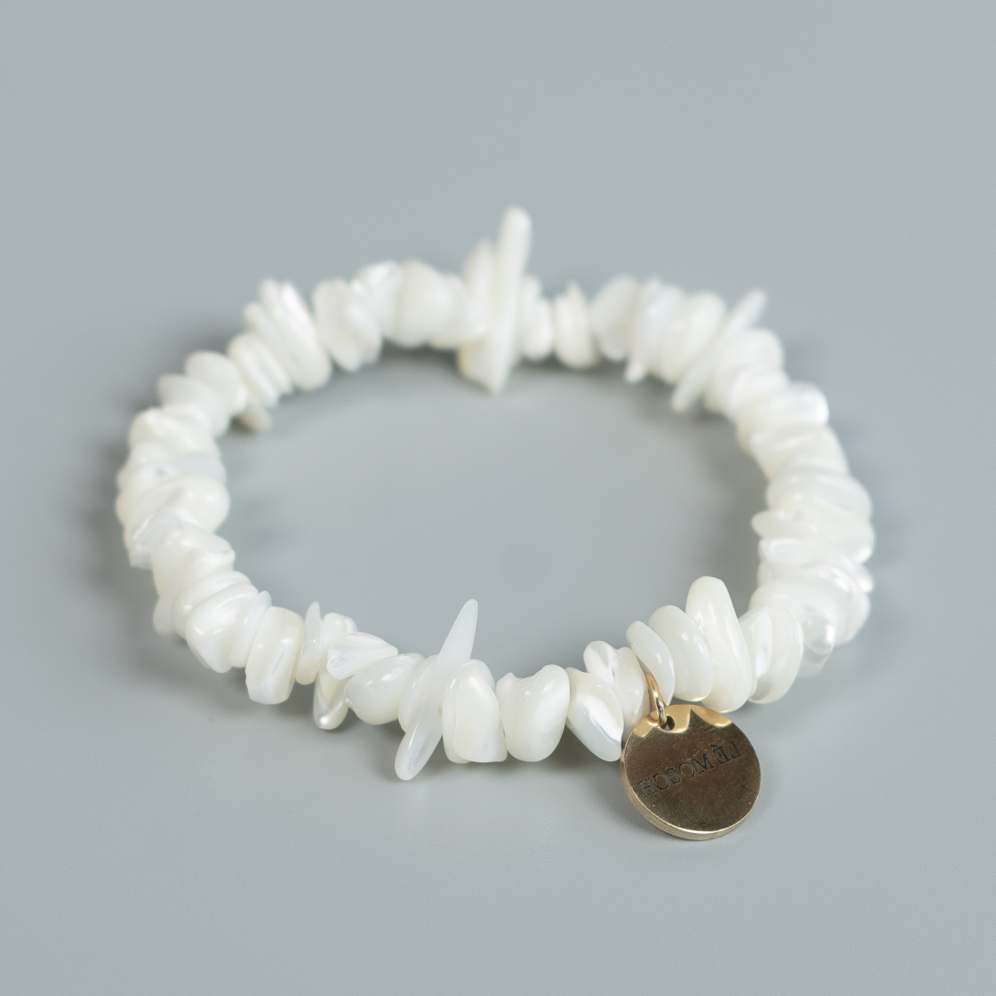 Lucky Armbånd i Hvid Pearl Shell Chip fra le mosch