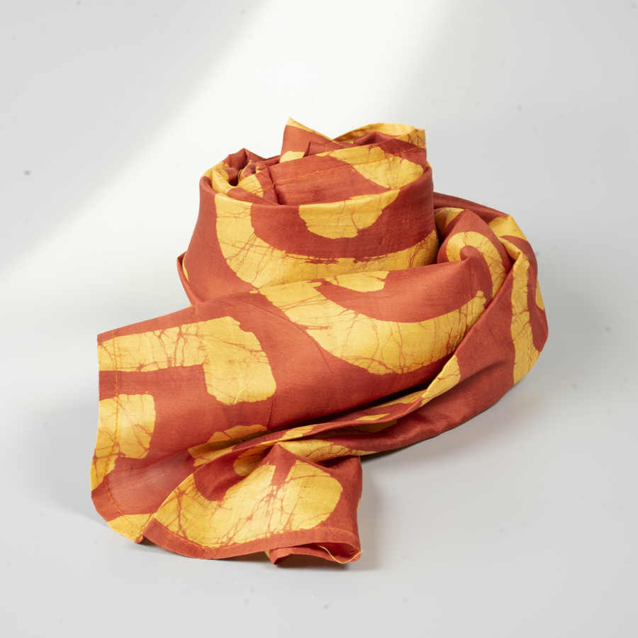 Nitin tørklæde fra LE MOSCH -eksklusiv unika tørklæde i silke. Bæredygtig vintage tørklæde i smukke farver. Kun et af hvert tørklæde. Tidløst design.