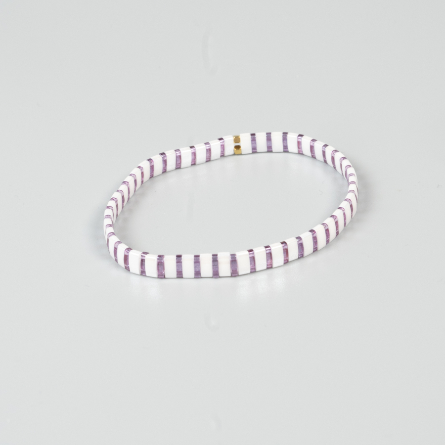 Xia armbånd i lilla og hvid med flade perler i sten fra le mosch