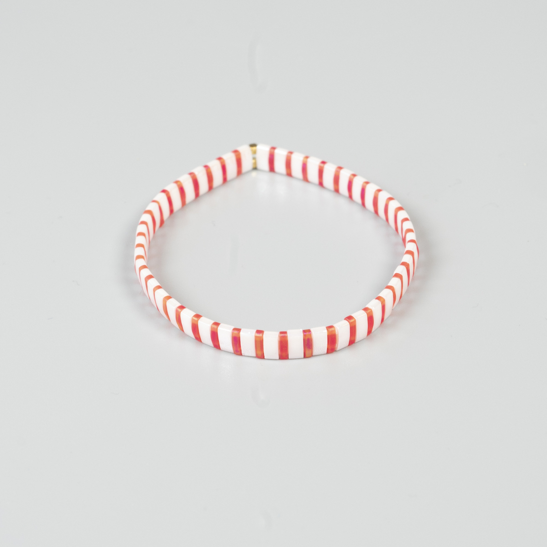 Via armbånd med hvide og røde perler fra le mosch