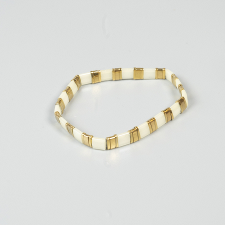 Hvid og guld farvet Xia armbånd fra  LÉ MOSCH – med natursten, vist på hånd.