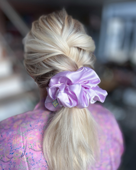Silk MEGA Scrunchie i Lilac fra le mosch