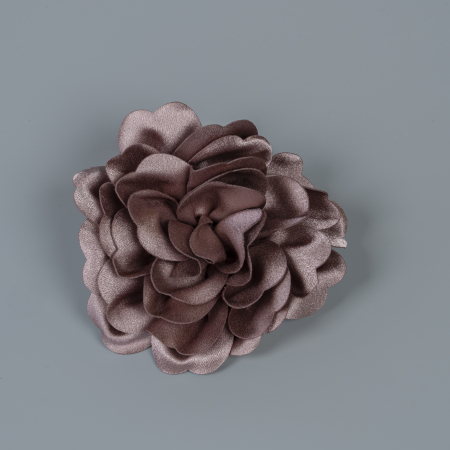 Satin Blomster broche I Nougat fra le mosch