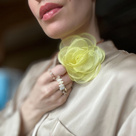 Organza Blomster broche I Gul fra le mosch