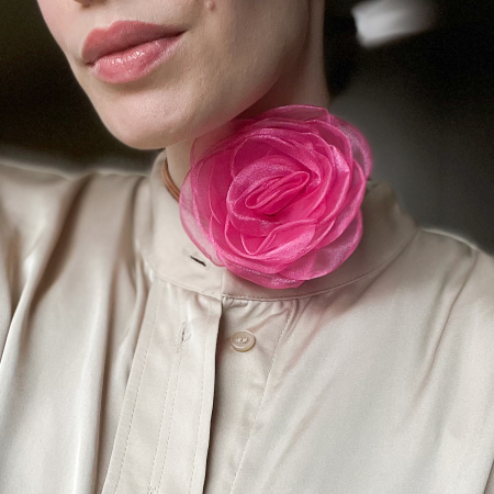 Organza Blomster broche I Fuchsia fra le mosch