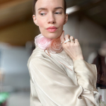 Organza Blomster broche i Rosa fra le mosch