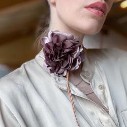 Satin Blomster broche I Nougat fra le mosch