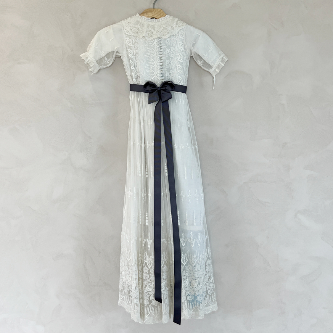 bånd til dåbskjole i ANTRAZIT grå fra LEHOF og le mosch