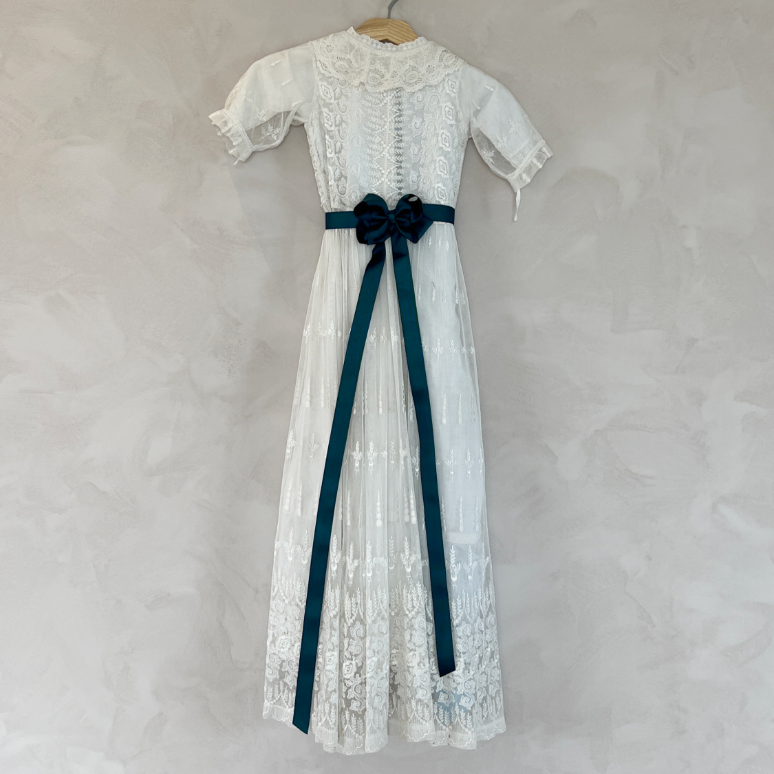 Bånd til dåbskjole i PETROLIUMSGRØN fra LEHOF og le mosch