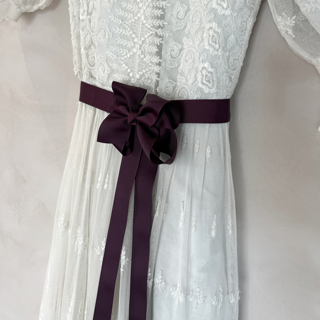 bånd til dåbskjole i AUBERGINE fra LEHOF og le mosch