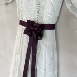 bånd til dåbskjole i AUBERGINE fra LEHOF og le mosch