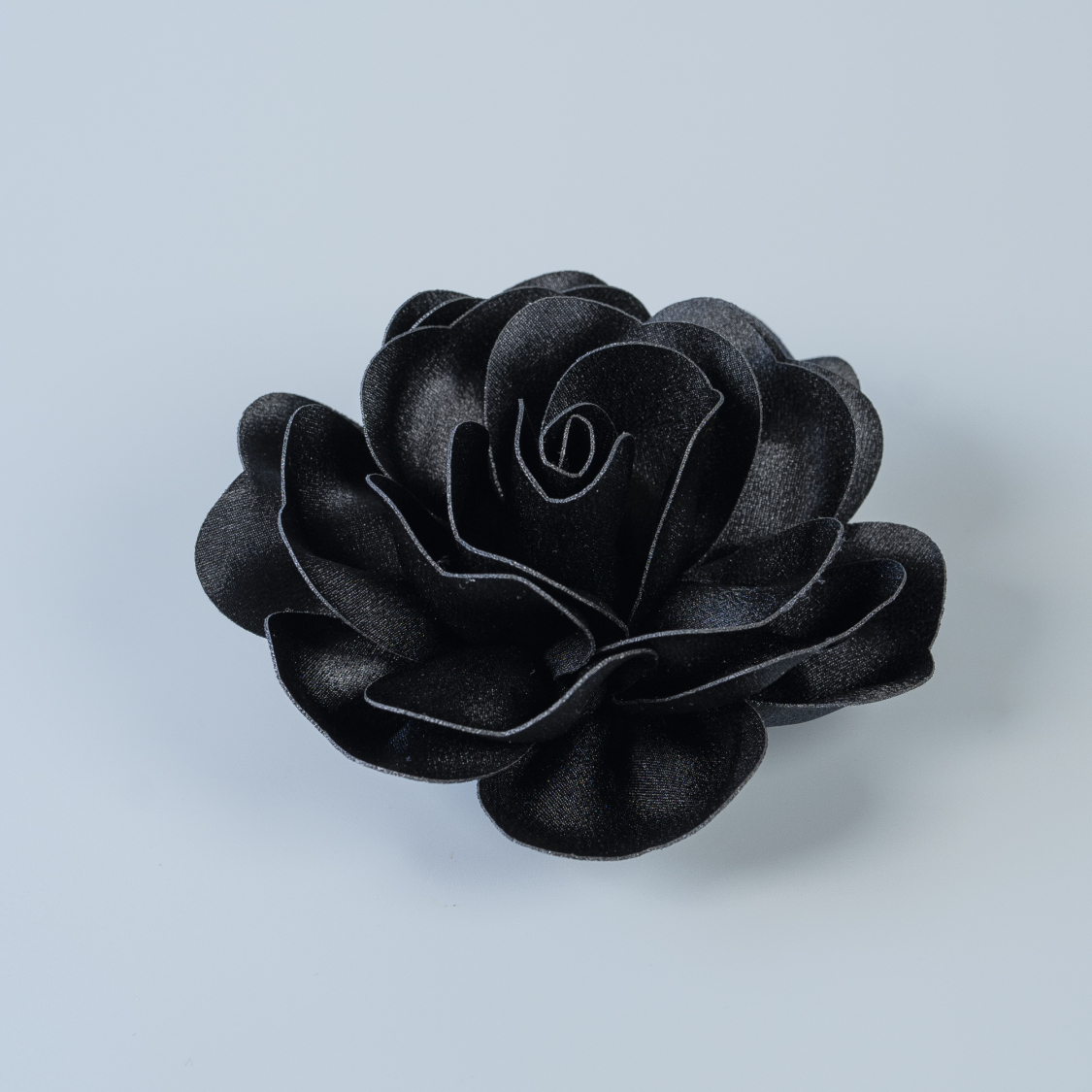 Stor Satin Blomst I Sort 16 cm. fra LÉ MOSCH, 