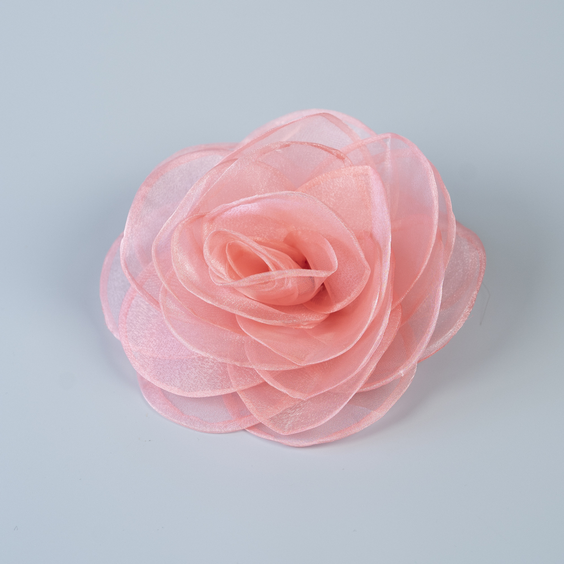 Stor Organza Blomst I Koral 16 cm fra LÉ MOSCH,