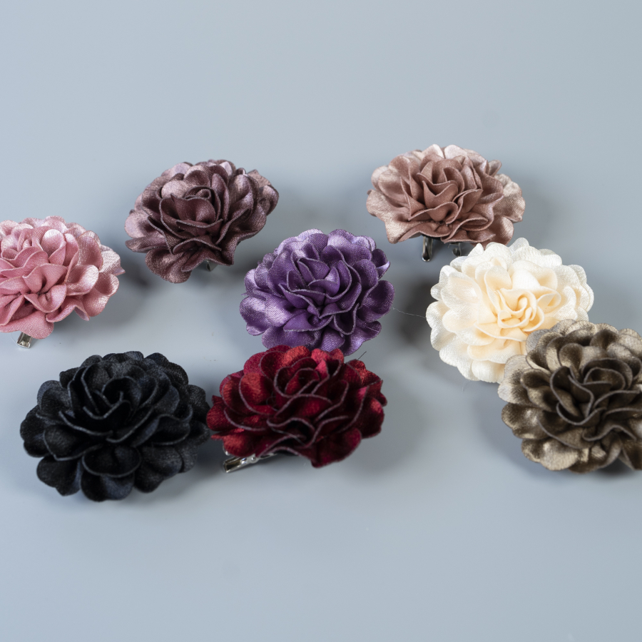 Petit Satin Blomst I Creme 6,5 cm fra le mosch