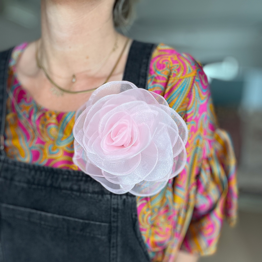 Stor Organza Blomsterbroche I Rosa 16 cm fra le mosch