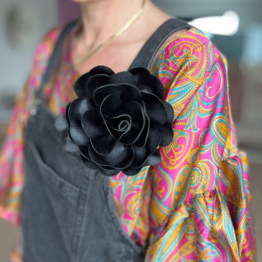 Stor Satin Blomsterbroche I Sort 16 cm fra le mosch